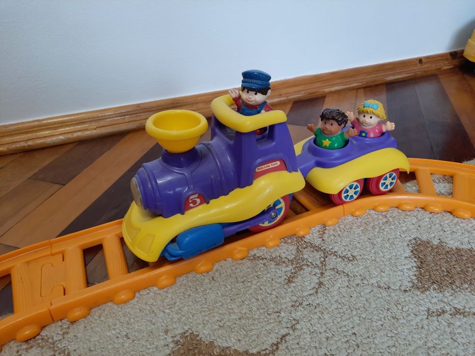 Потяг поїзд на батарейках з колією +маленькі іграшки,які заводяться