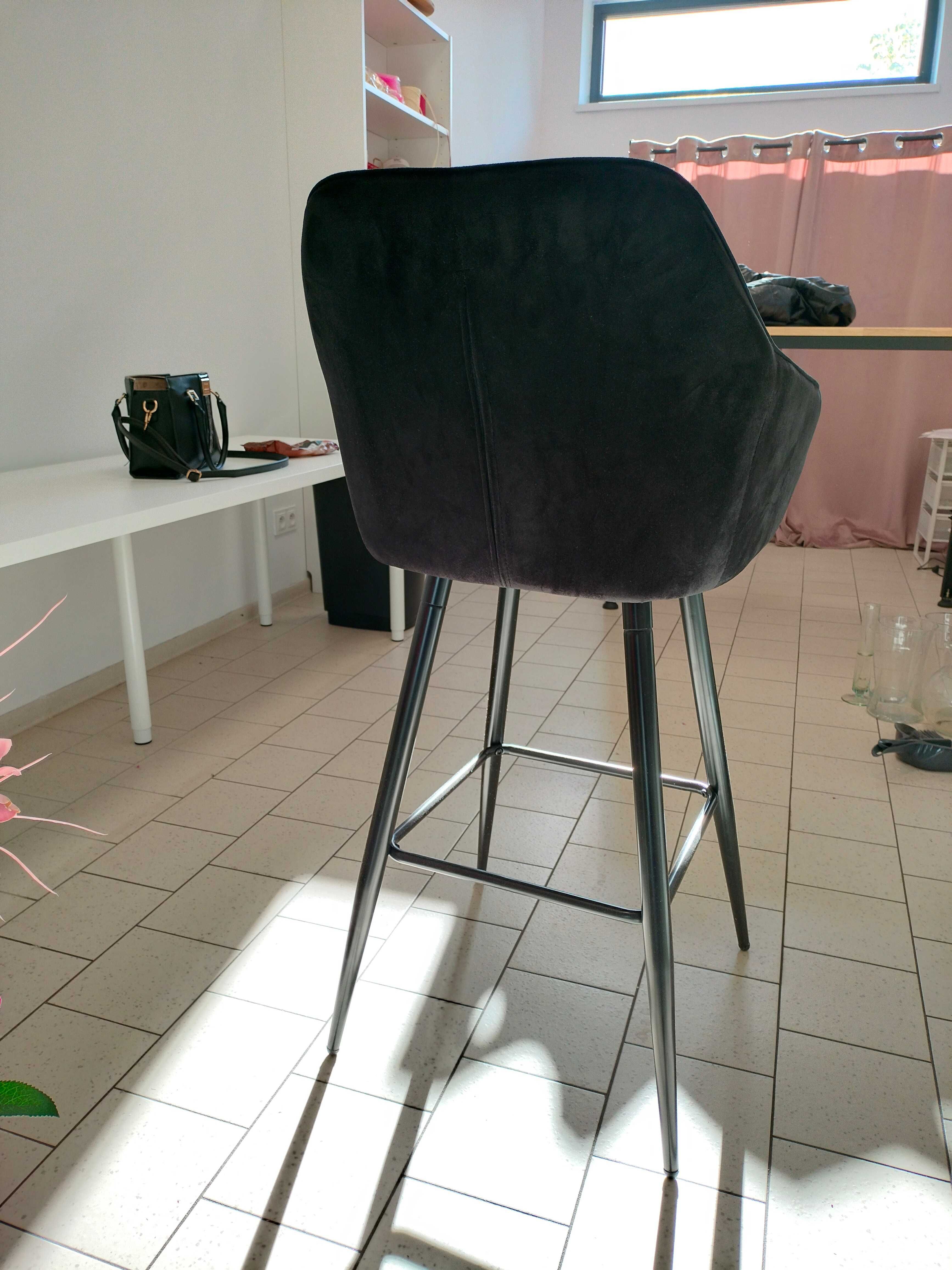 Czarne welurowe krzesło barowe hoker loft