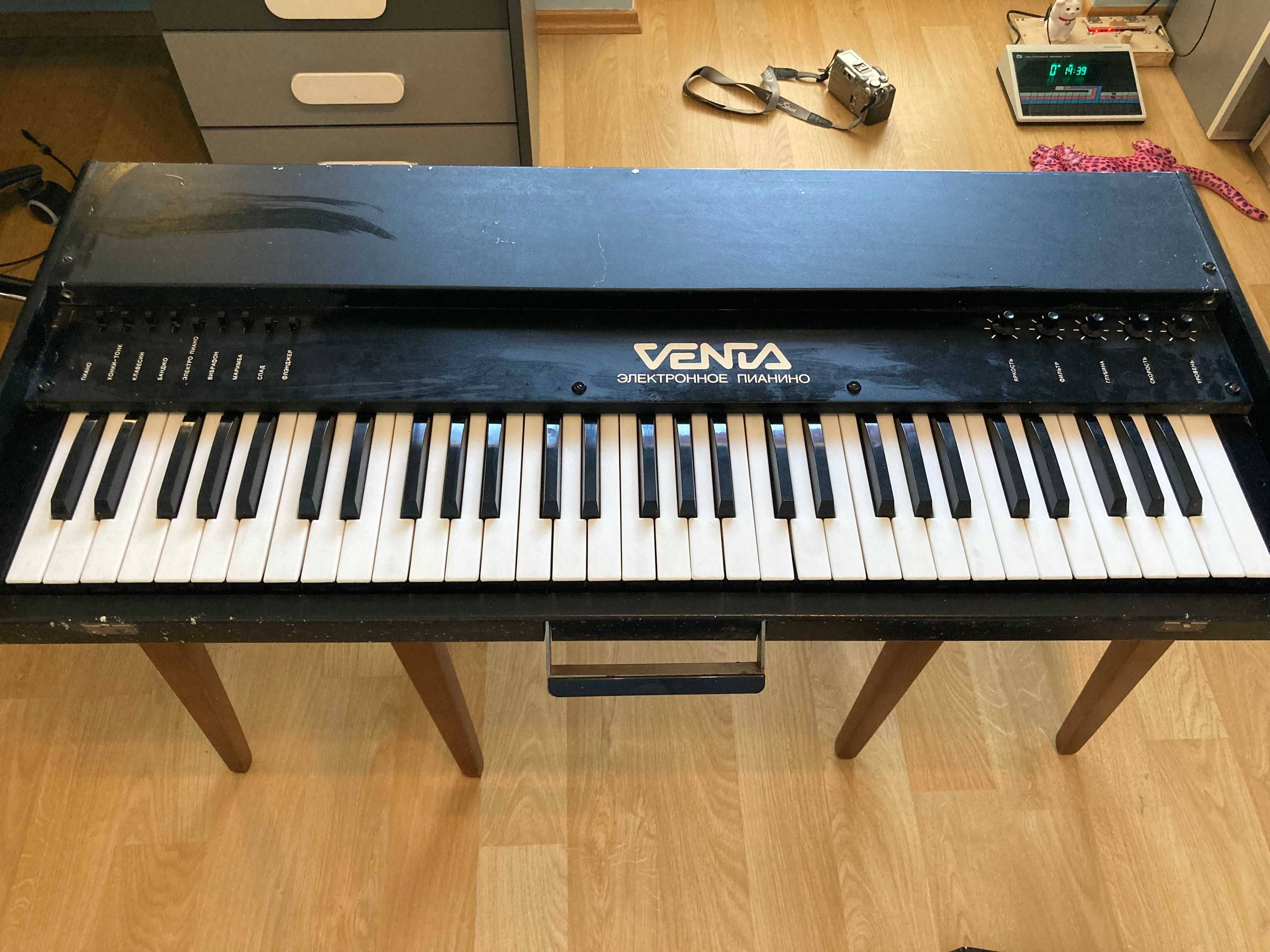 Analogowy syntezator polifoniczny ZSRR – Elektronika Venta EM-15