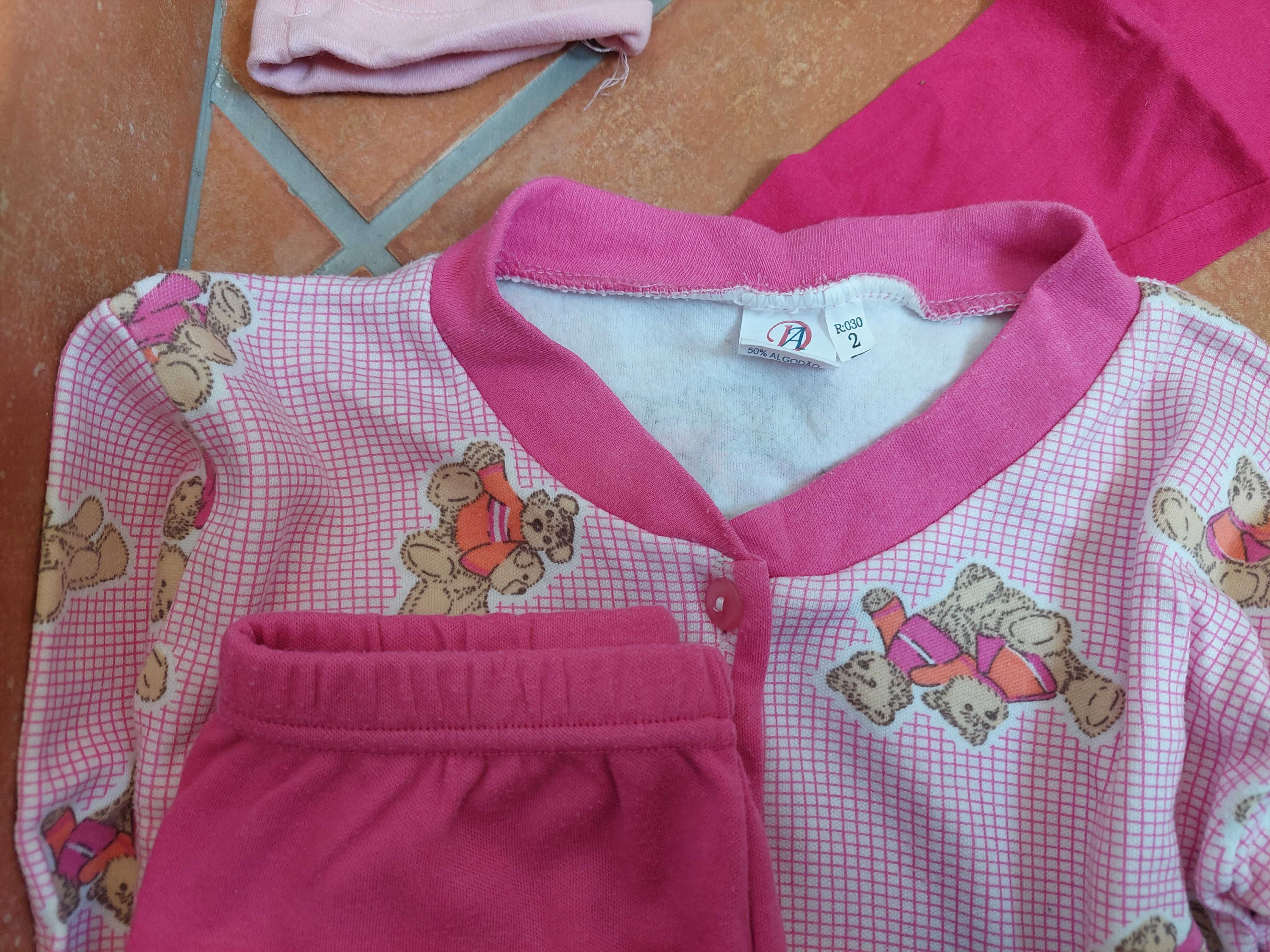 Várias peças de roupa de menina entre os 12 e os 36 meses