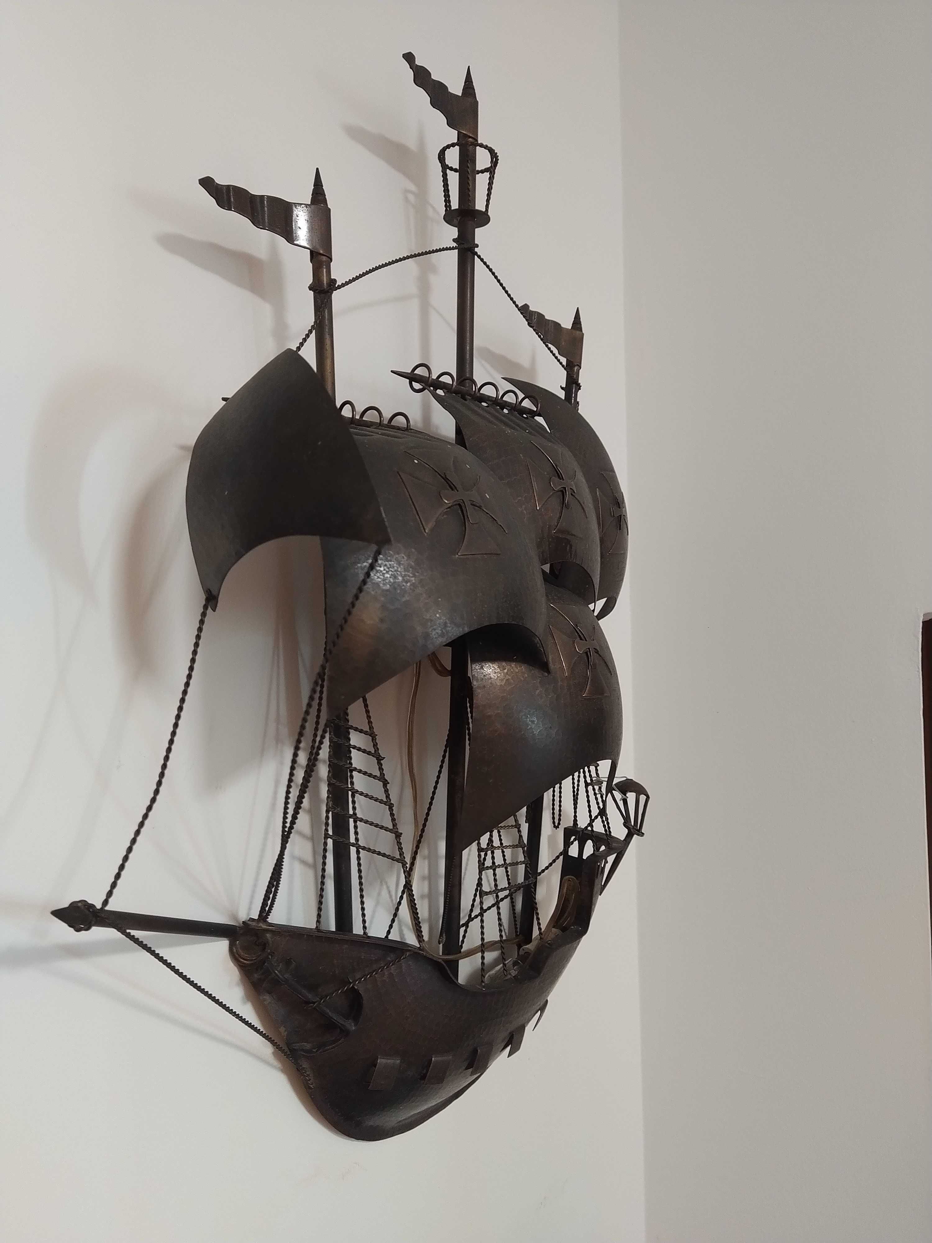 Antigo candeeiro, Caravela Portuguesa. Ferro e metal trabalhado. Arte