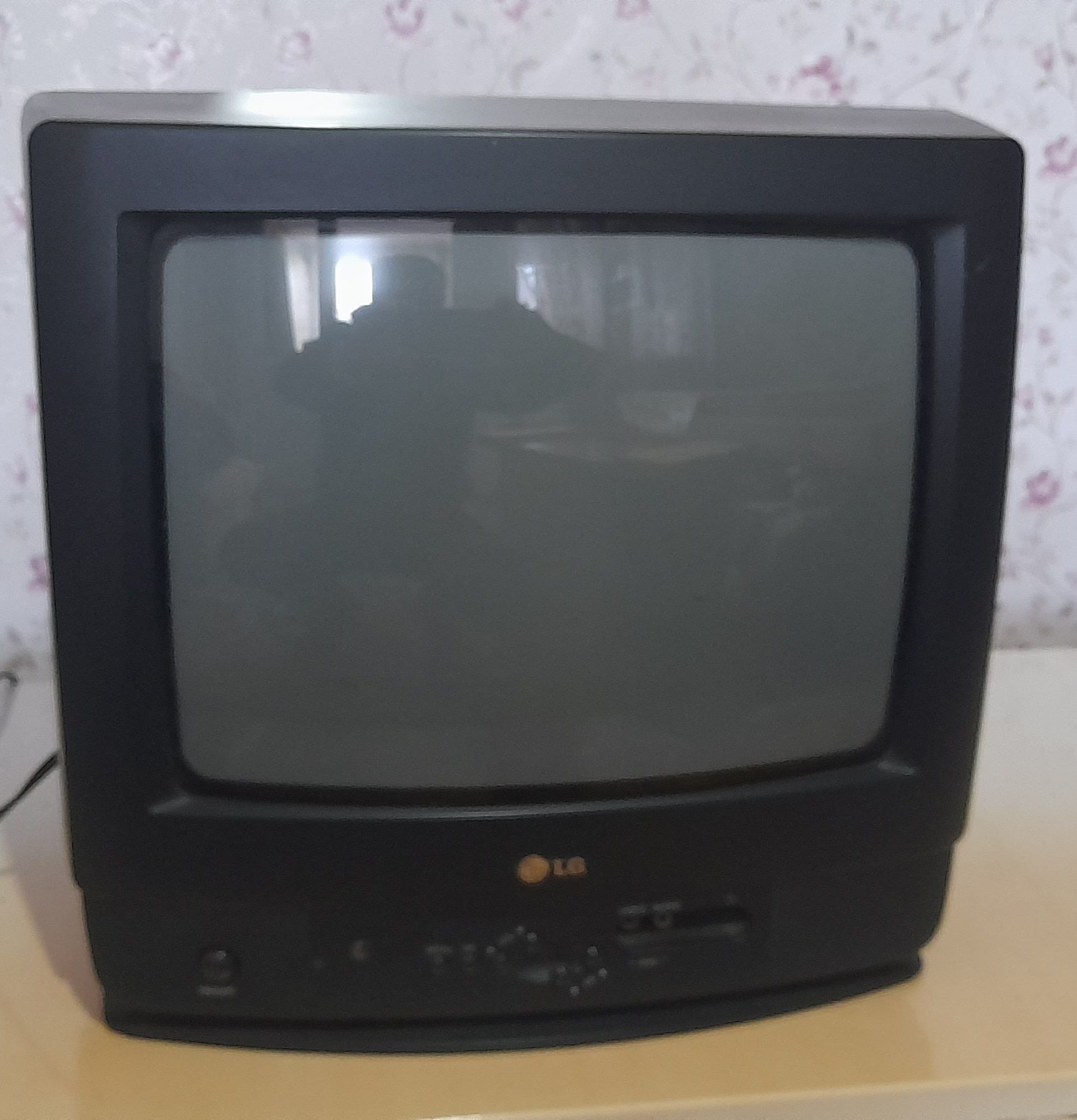 Телевізор  LG маленький