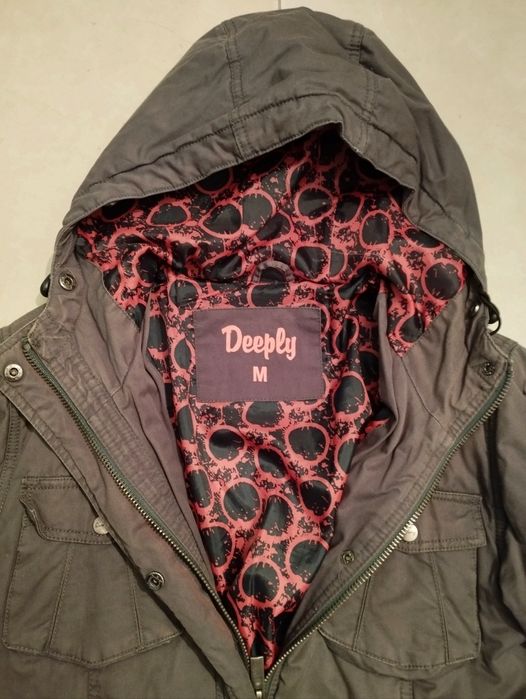 Blusão cinza da Deeply