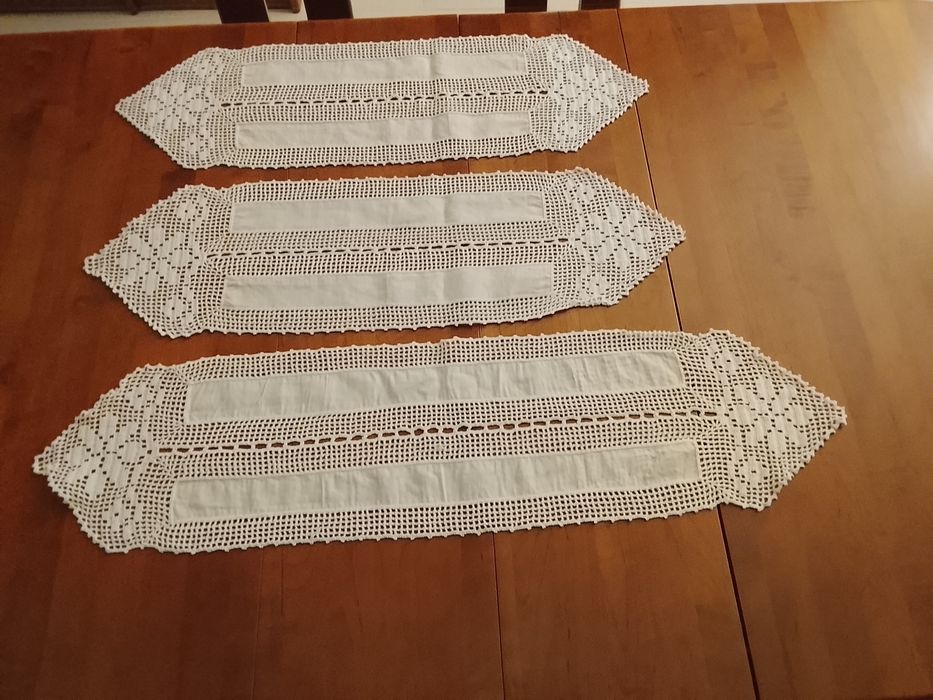 Conjunto de três naperons em crochê e linho feitos á mão