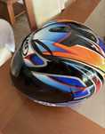 Capacete s/m com marcas de uso  .