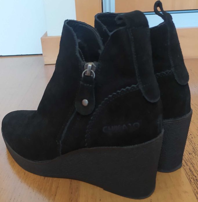 Botins de cunha e camurça preta da Chika10