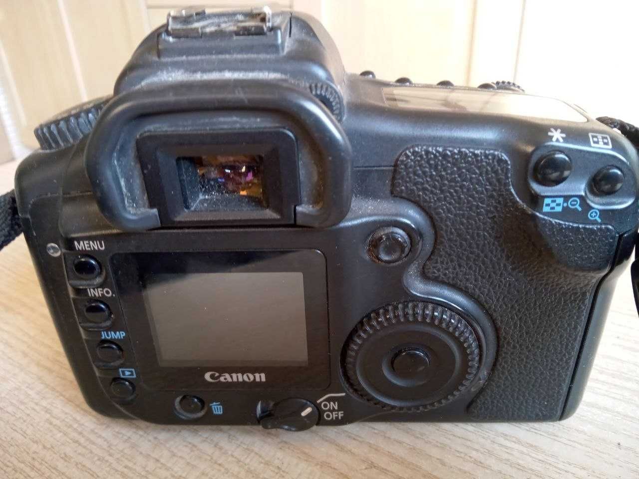 Зеркальный фотоаппарат Canon EOS 20D.