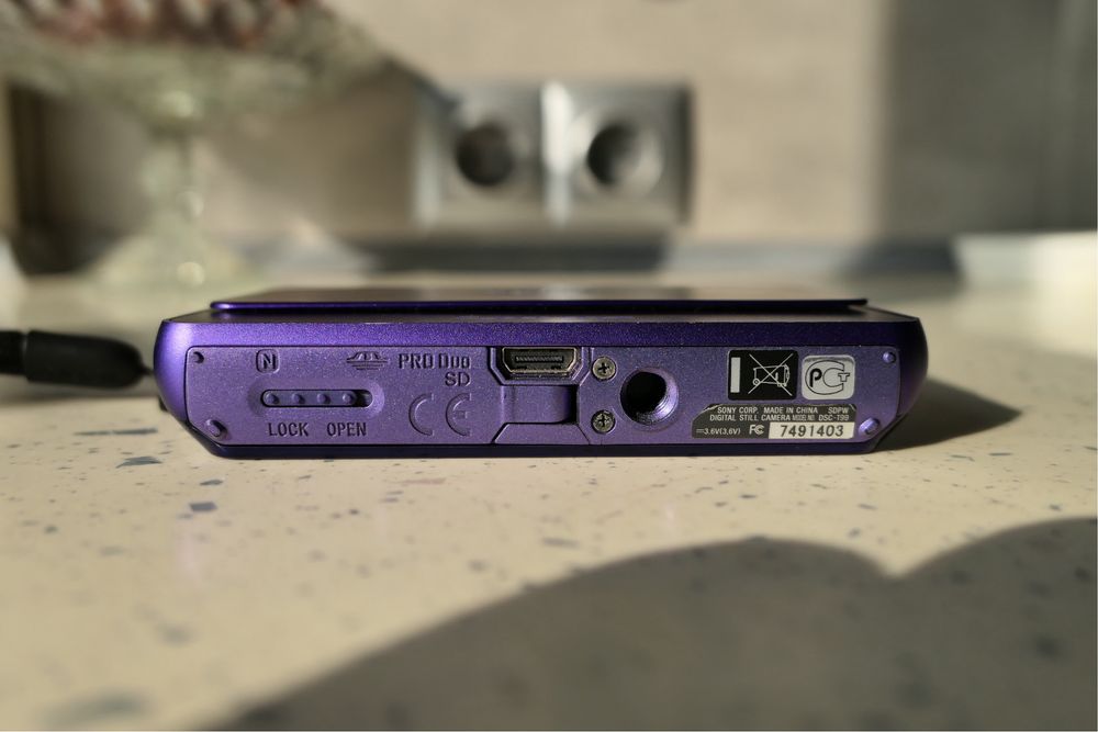 Sony Cyber-shot DSC-T99 цифрова фіолетова камера у металевому корпусі