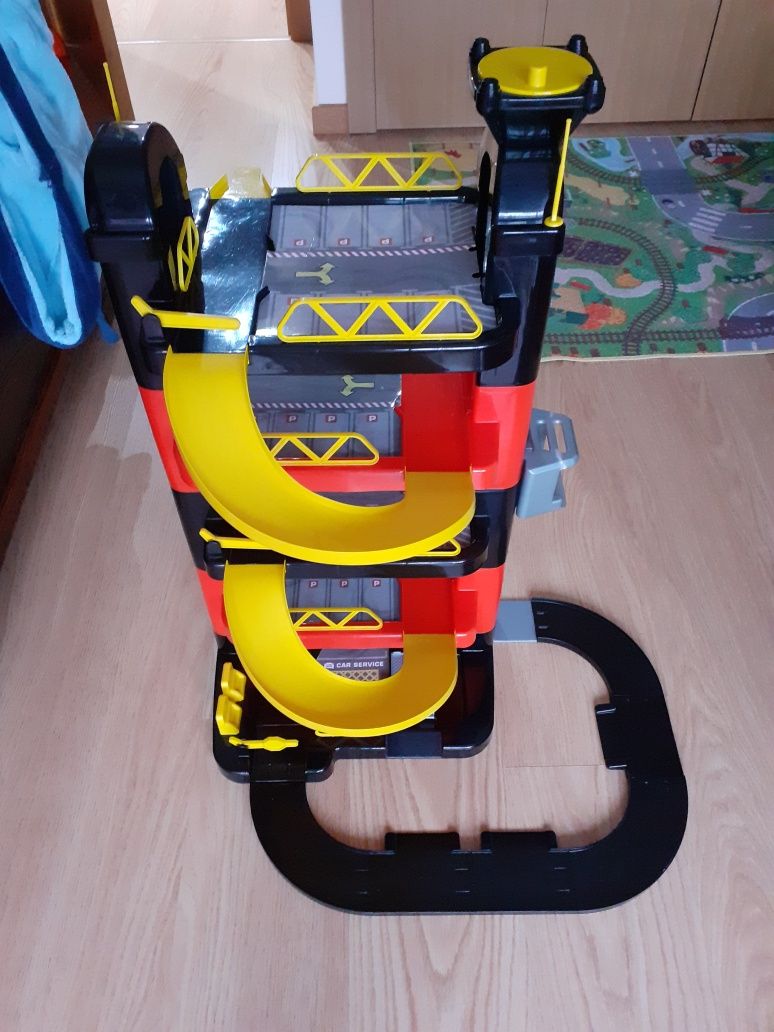 Garagem de carros de brincar