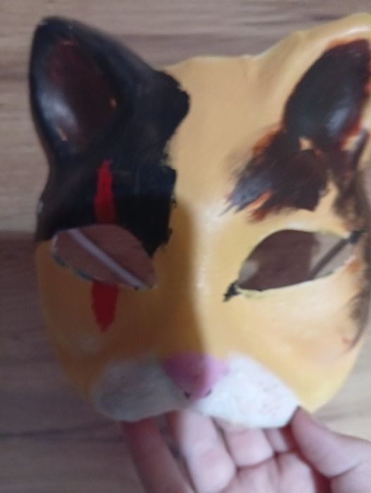 Maska therian z zadrapaniem.