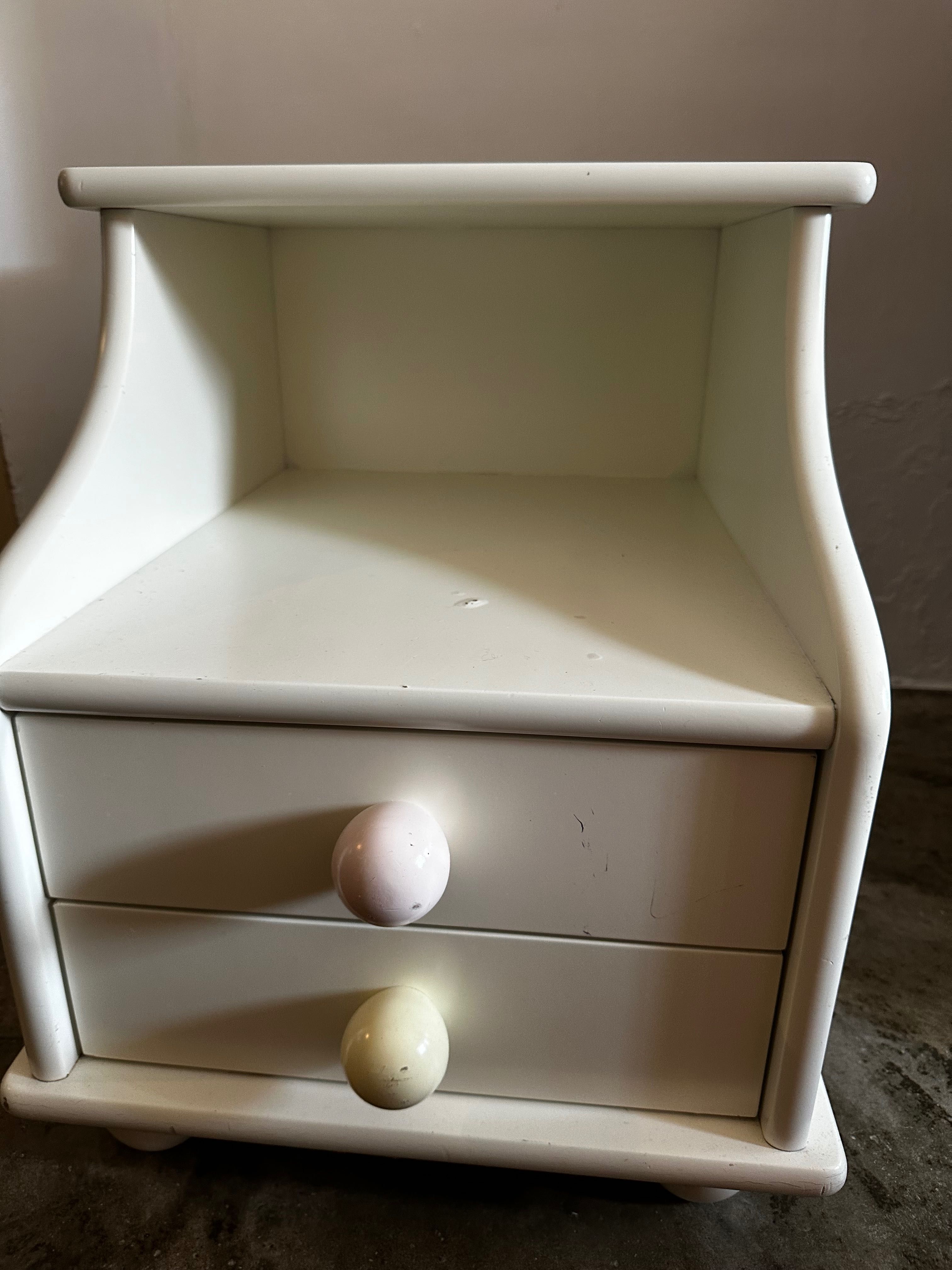 Vendo mesa de cabeceira em madeira maciça