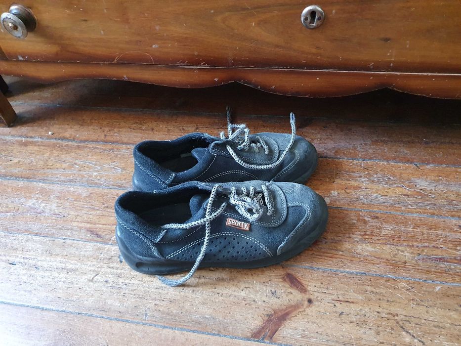 Calçado de segurança. Bom estado. Biqueira de aço. Número 38