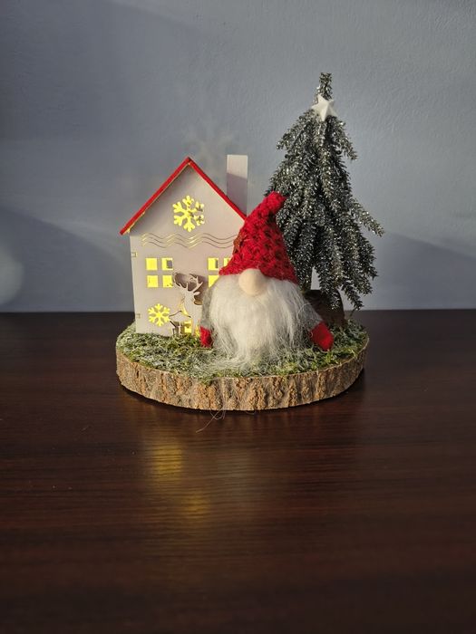 Ozdoba świąteczna świecący domek z choinką i krasnalem.