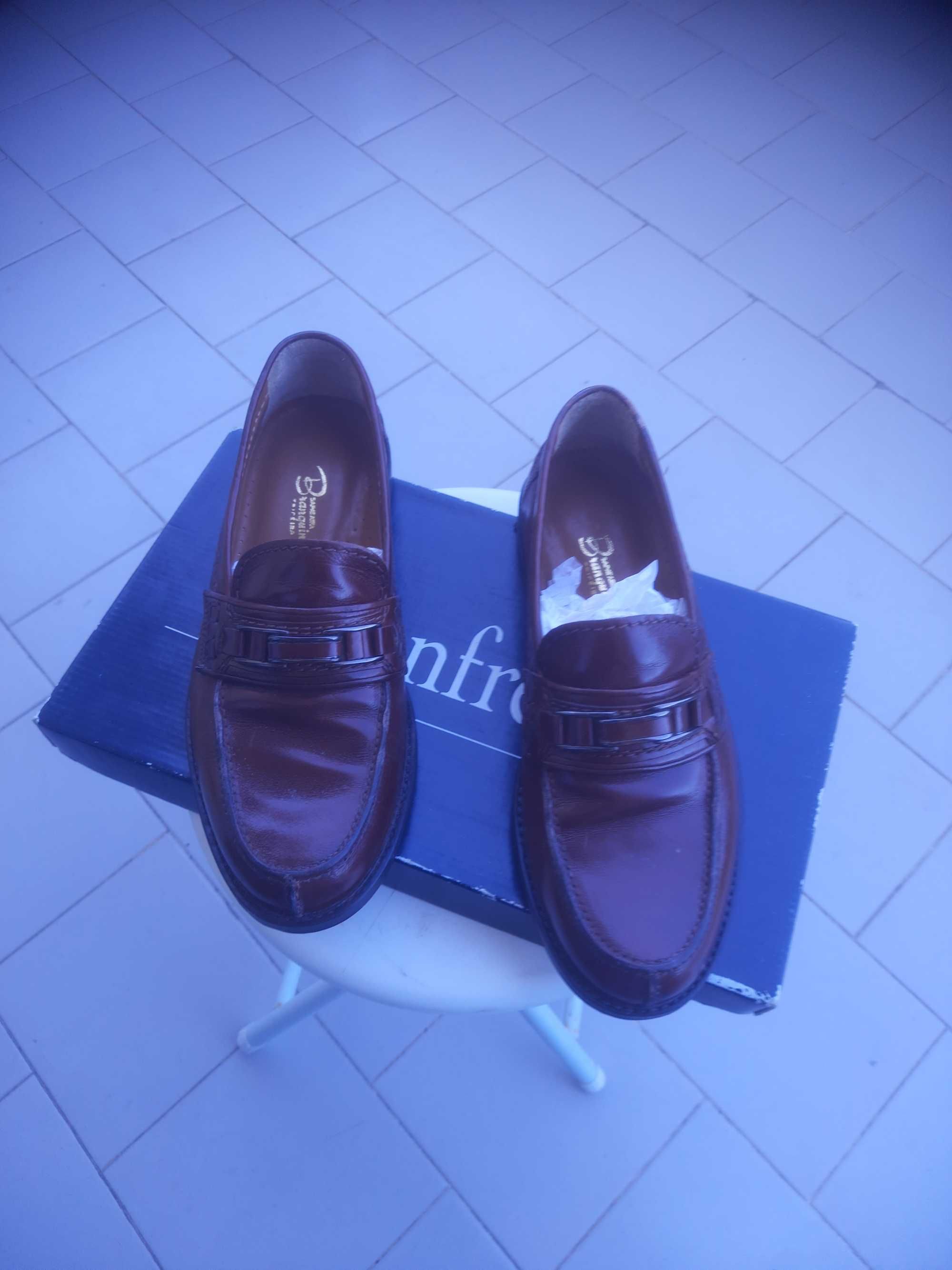 Sapatos novos castanhos