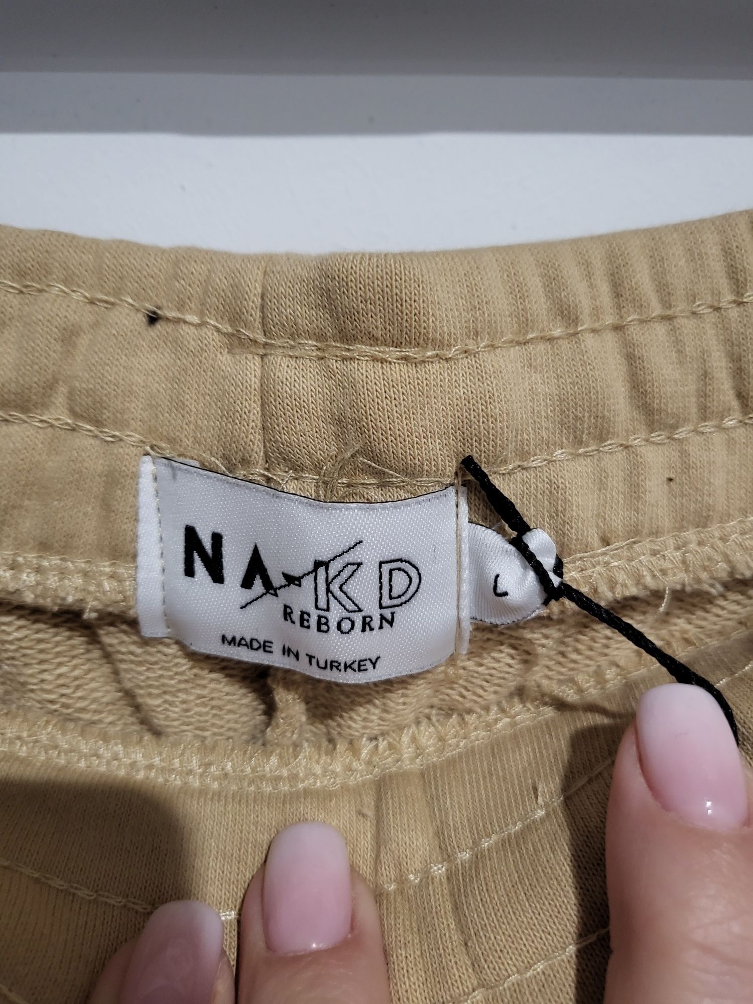 Nowe szerokie spodnie dresowe NAKD