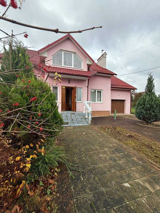 Продаж будинку з гаражем