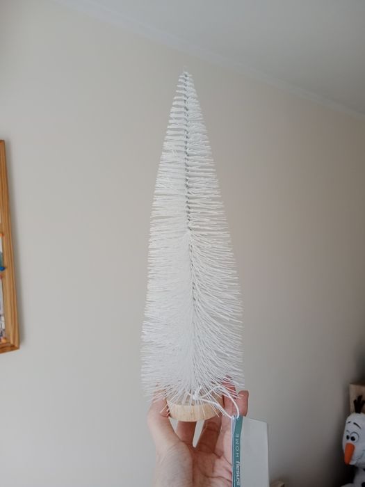 Biała sztuczna choinka ozdoba świąteczna na boże narodzenie