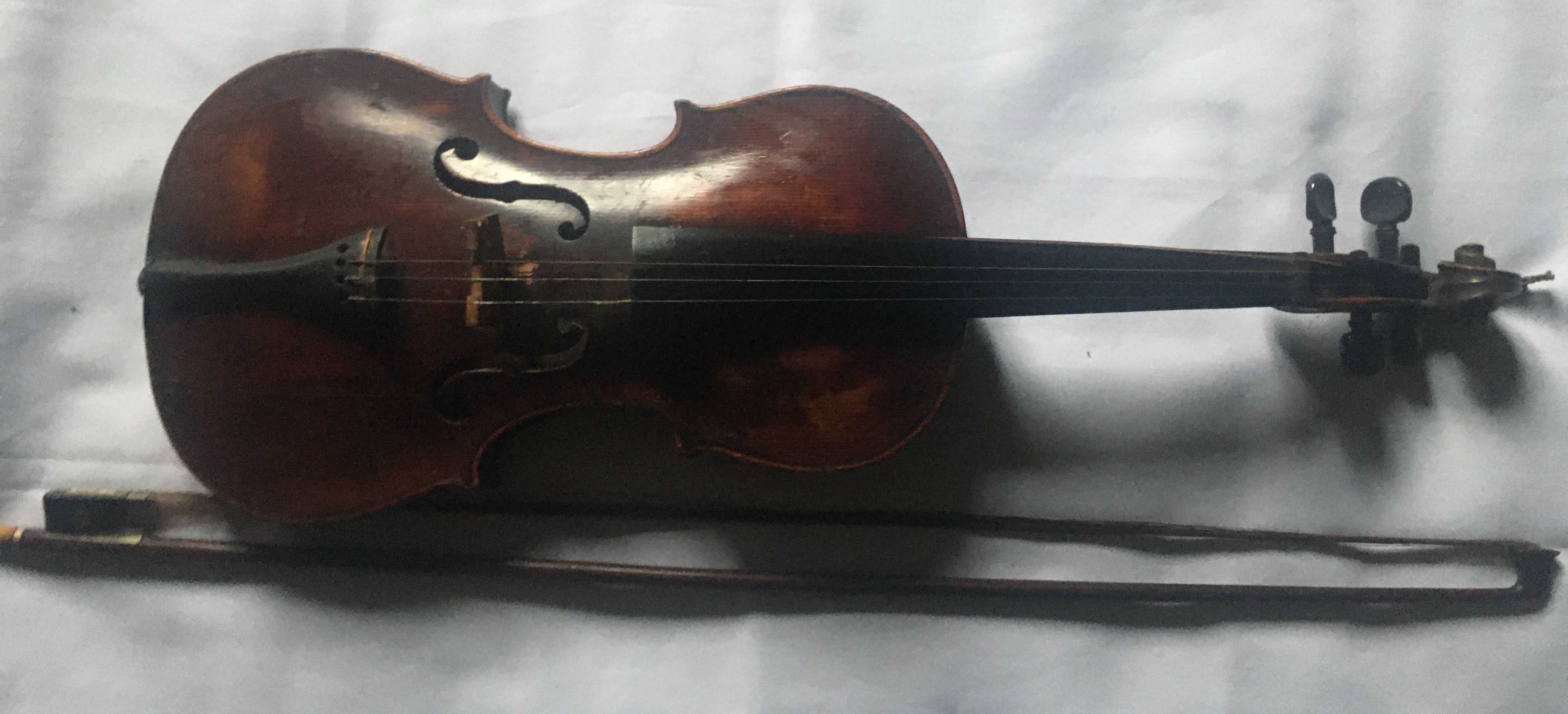 Антиквариат. Старая скрипка  в стиле барокко, вместе со смычком.Чехия.
