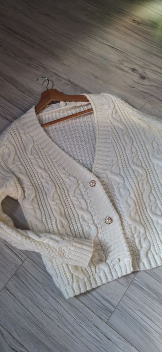 Biały elegancki sweterek jesienny