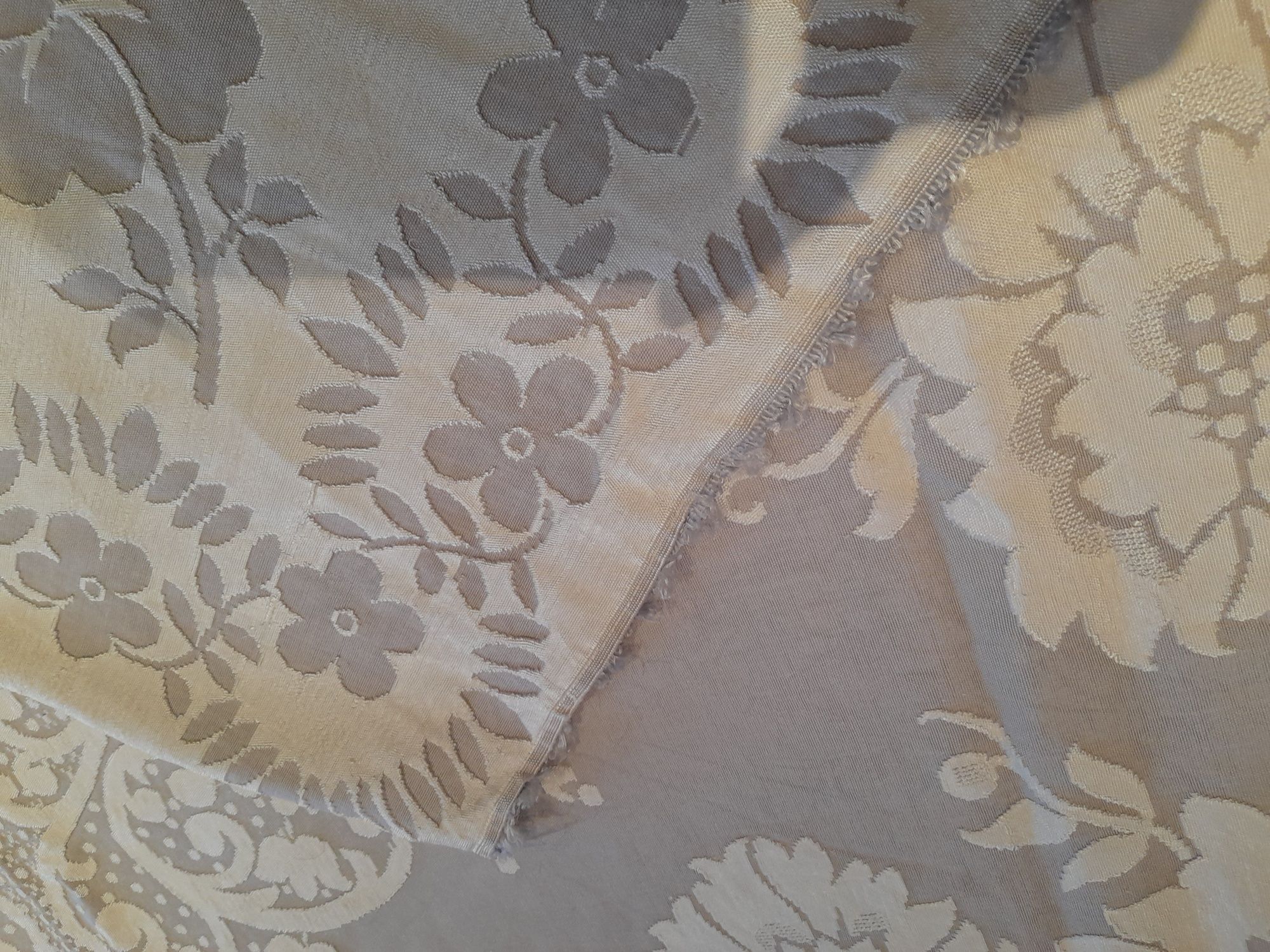 Colcha antiga com 2m15cm x 1m 83cm