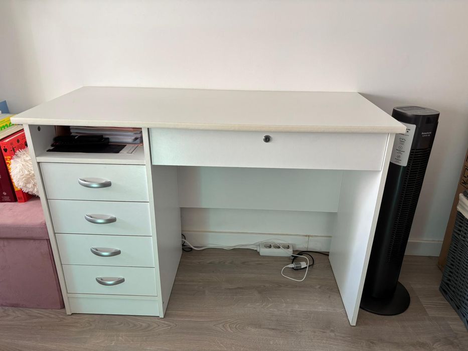 Escrevaninha com cadeira