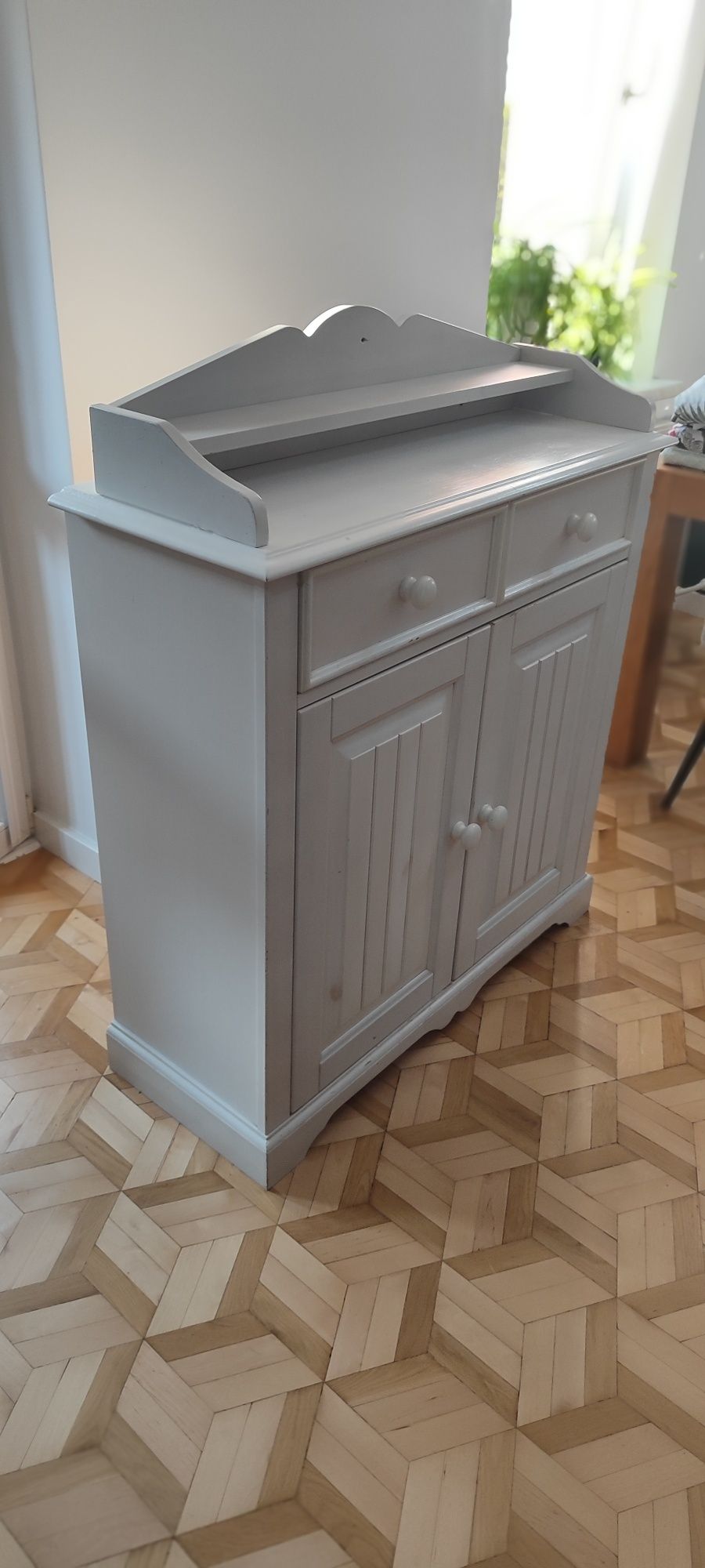 Komoda biała z drewna sosnowego