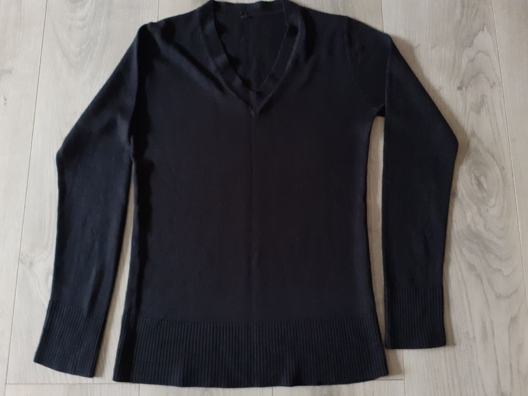 Sweter damski czarny w szpic
