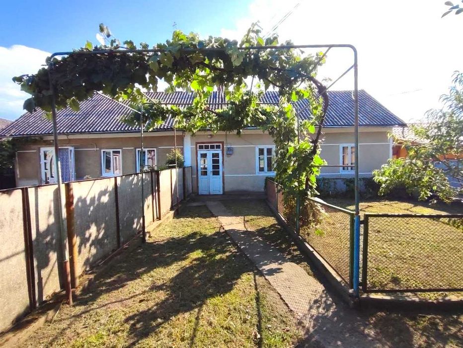 Продається будинок на вул. Учительська (Садгора), 8 соток землі