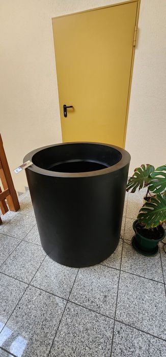 Dois vasos de plantas (marca VONDOM)