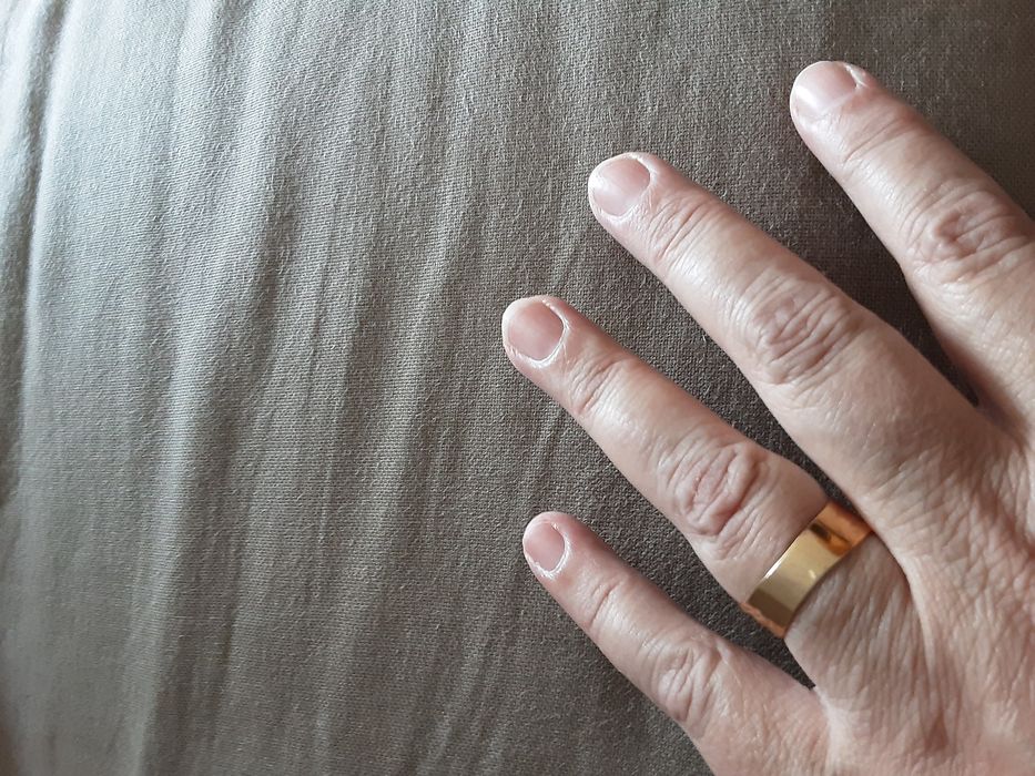 Colar novo com pedras, muito bonito em tons de rosa e roxo e anel