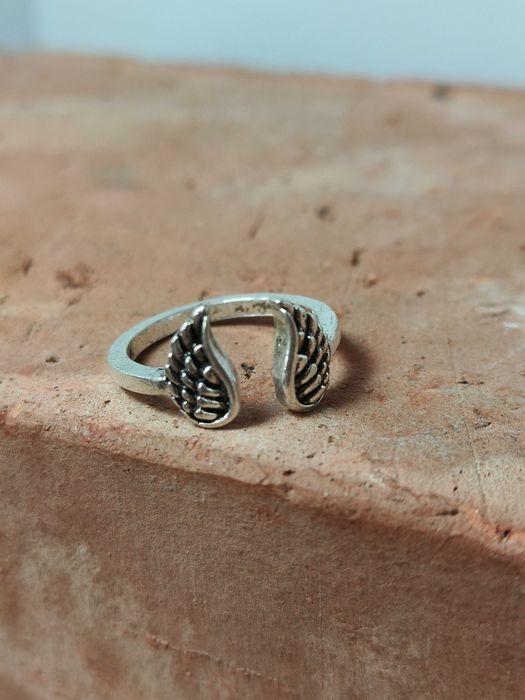 Srebrny Sygnet z Motywem Skrzydeł – Regulowany, Vintage Styl