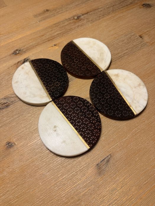 Komplet eleganckich podstawek – marmur i drewno