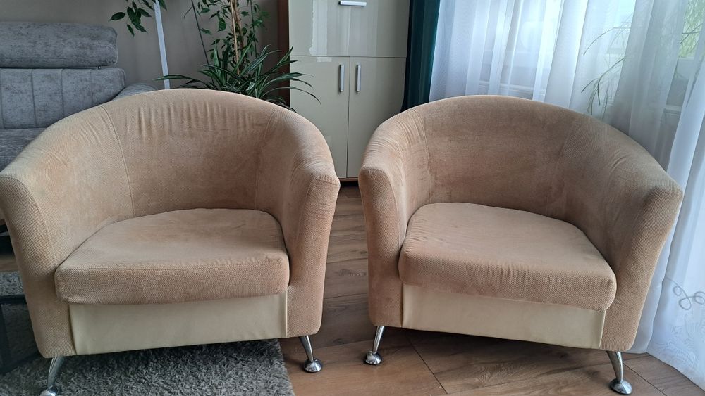 Fotele w kolorze beżowym