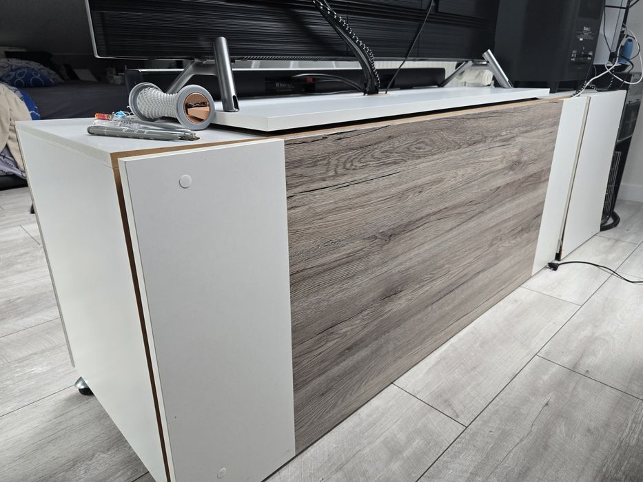 Szafka rtv z plecami zabudowanymi