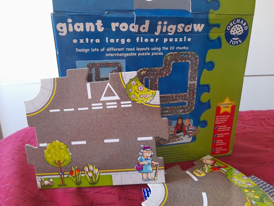 2 puzzles gigantes que se juntam - cidade e quinta