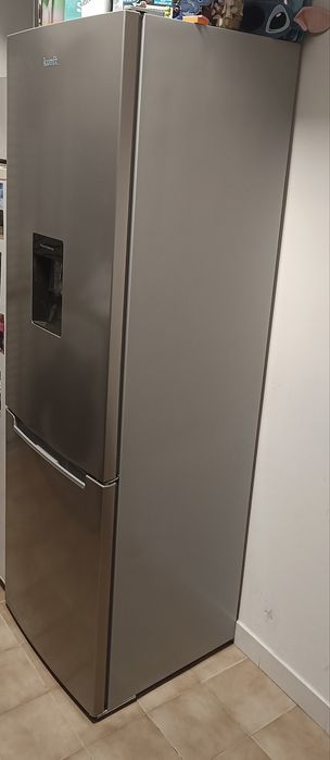 Frigorífico com dispensador de água