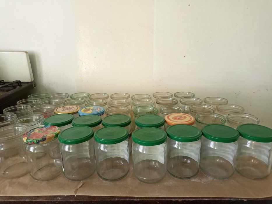 Баночки пів літрові з залізними кришками