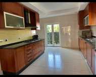Cozinha completa com placa, exaustor e lava loiça