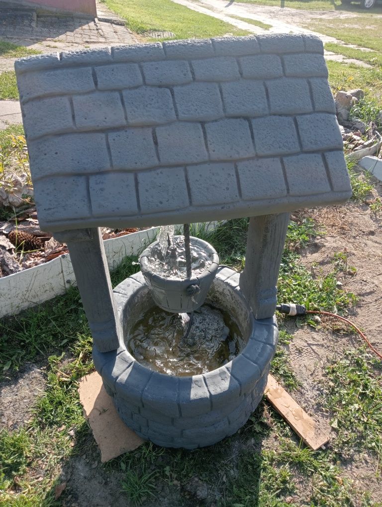 Studzienka betonowa z fontanną