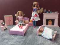 trzy lalki barbie zestaw ,,colour reveal,, akcesoria kuchnia sypialnia