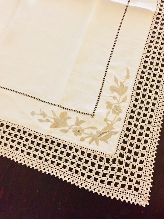 Toalha de mesa antiga em linho bordado e renda