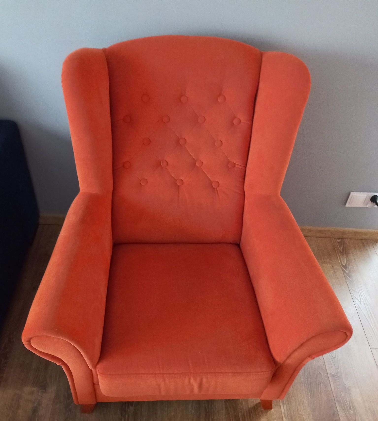 Fotel uszak-pomarańczowy z pufa