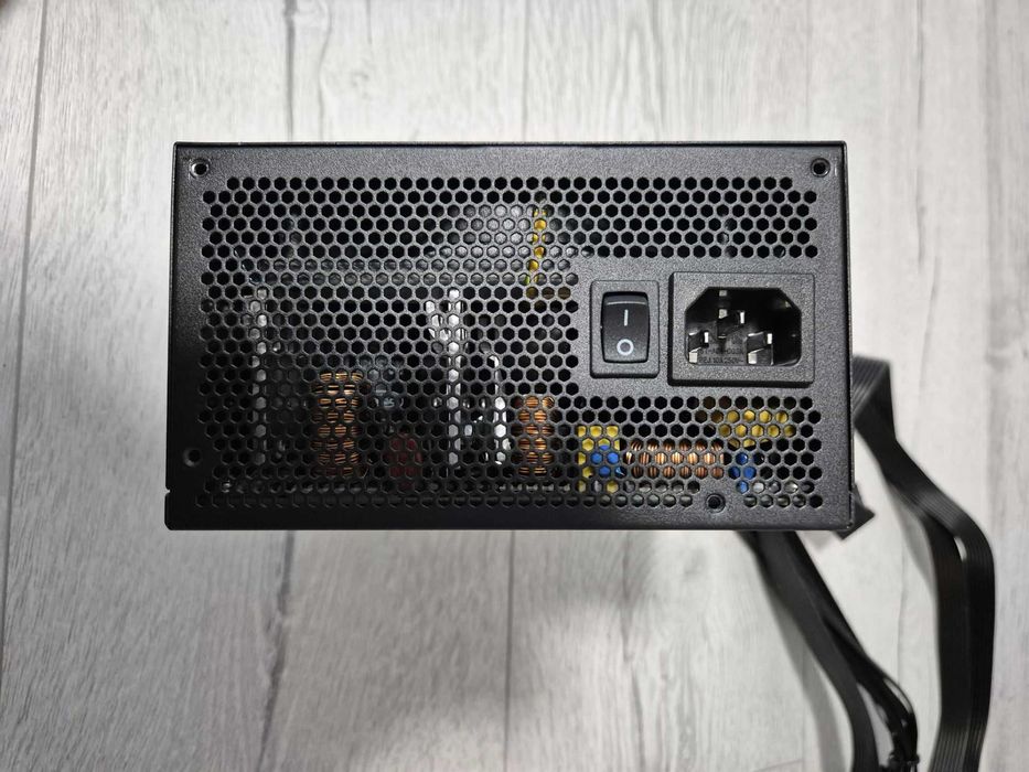 якісний блок живлення 650W Gigabyte P650SS 80+Silver (8+4+4pin CPU) .