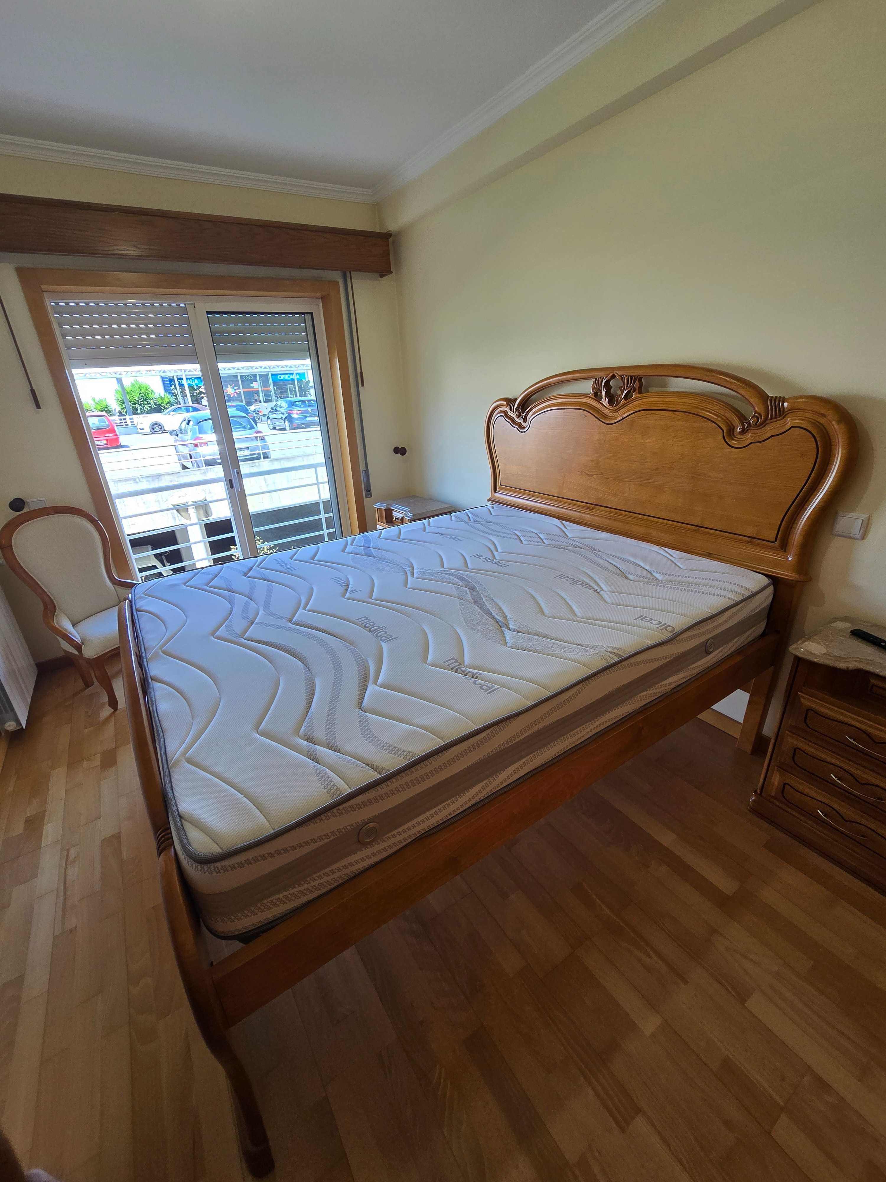 Cama de Casal de Madeira com Colchão