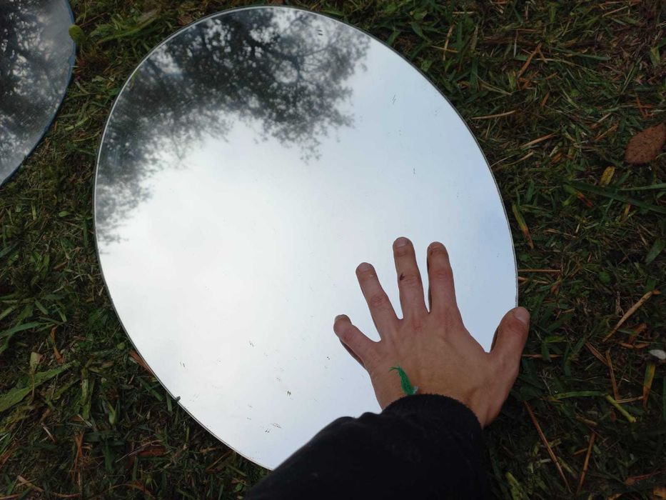 2 espelhos, um redondo e outro mais alongado