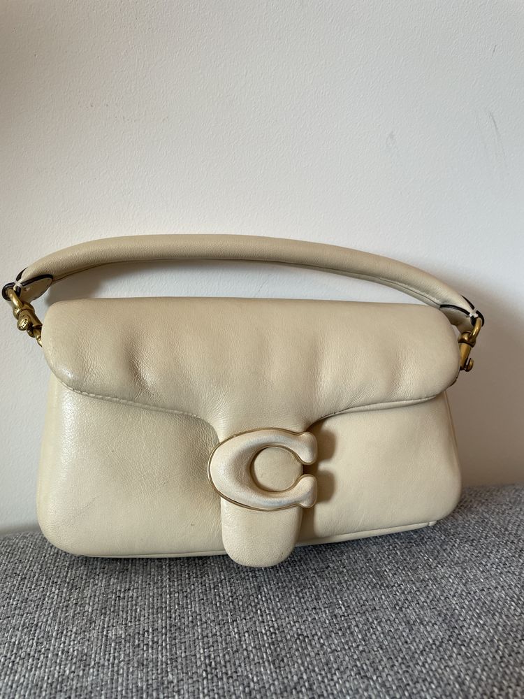 Skórzana torebka beżowa Coach Pillow Tabby Ivory 18 C