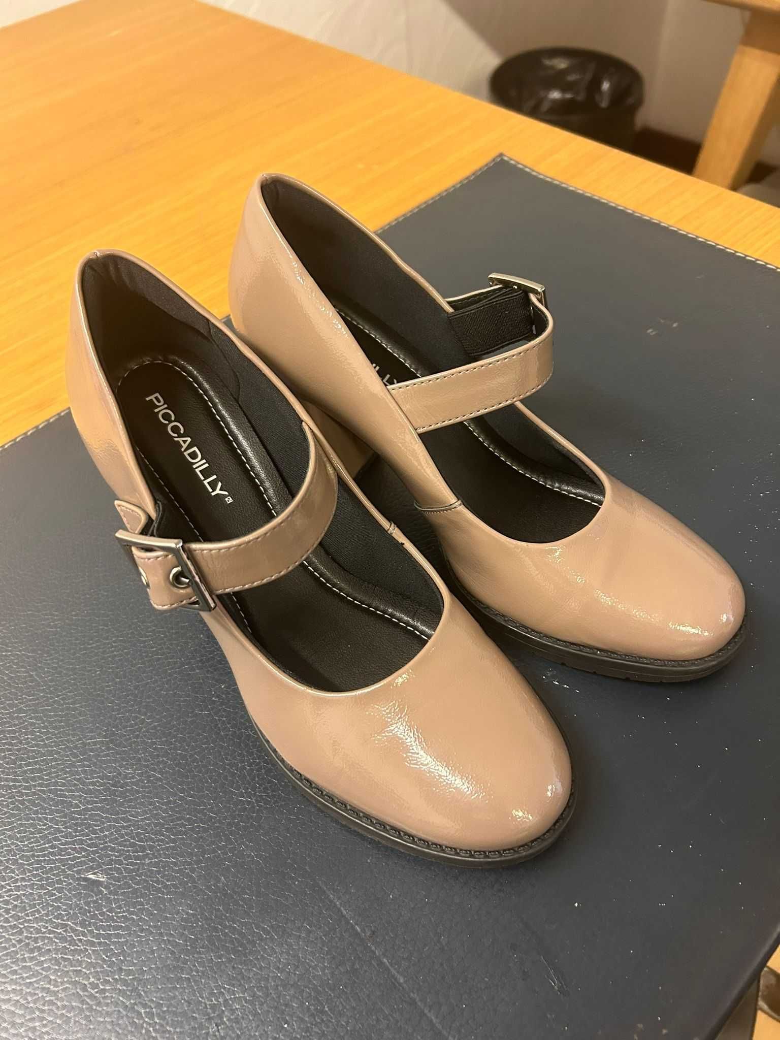 Sapatos Marca "piccadilly" tamanho 38