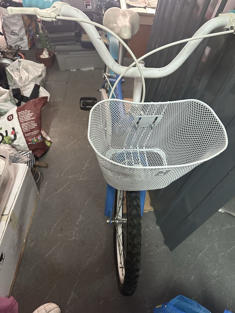 Bicicleta em bom estado com cesto