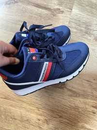 Tenis “Hilfiger” como novos