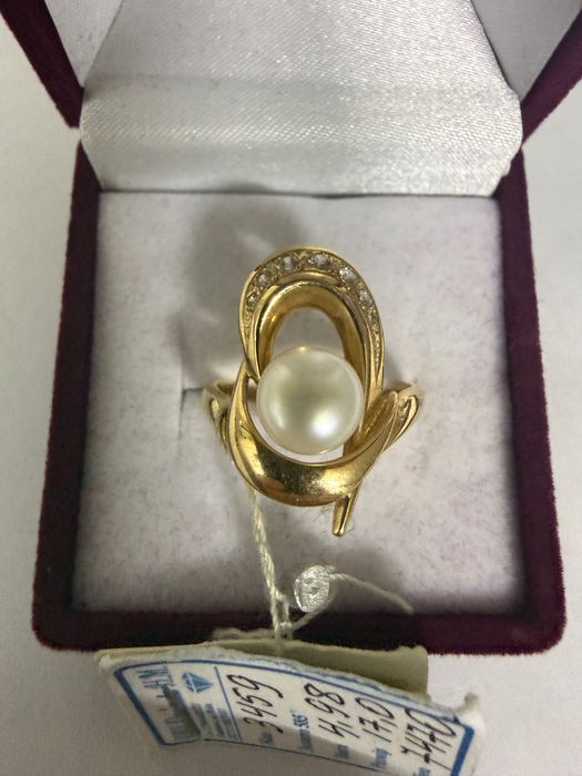 Золотое кольцо с жемчугом 585 пробы вес 4,98грамм 17 размер Новое